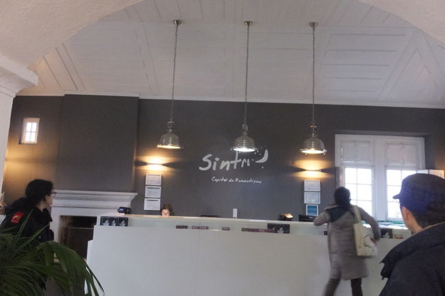 すぐに、インフォメーションセンターに逃げ込むことになりました。