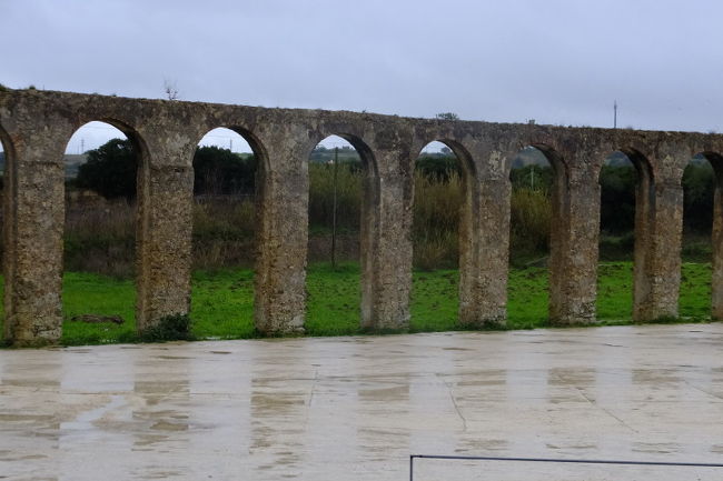 駐車場脇の水道橋<br />
