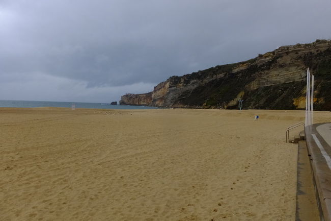 ここは、フランス映画「過去を持つ愛情」の一舞台となった小さな漁村<br />だそうです。