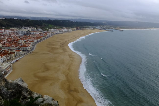 ナザレの海岸と市街