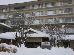 昼食は、こちら【岩室温泉　ゆもとや】さんで頂きます☆
雪にうもれちゃっていますが、左側にも戌の置き物があります。