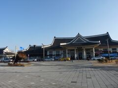 全州駅　町のはずれにあって、奈良駅の風情かな。