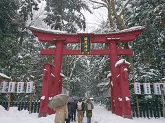 岩室温泉からバスで約２０分。
【彌彦神社】に到着しました☆
一の鳥居です。