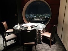 4人が揃ったので、スカイビルのエレベーターを39Fまで上がり、レストランに行きました。
案内されたのはご覧のような個室！