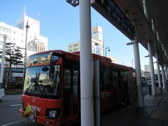 三津浜港まで、松山市駅からバス移動です。
路電で松山市駅に着いたら発車までまだ１０分程度あったので、伊予鉄高島屋のデパ地下を走り回って昼食も購入できました。
