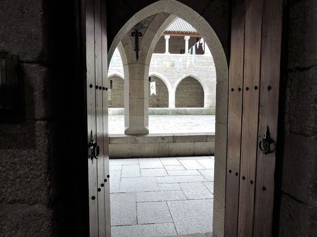 上の写真の正面の入り口を入って、右側にチケット売り場。<br />チケット売り場から、この扉を抜けると・・・<br />