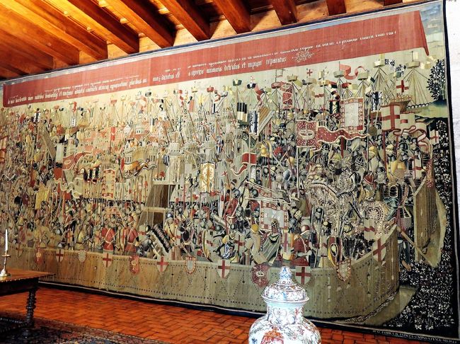 最初に入った部屋には、大きな大きなタペストリーが<br />２枚、まるで壁画のように飾られていました。<br />十字軍の遠征でしょうか・・戦の様子が描かれています。<br />