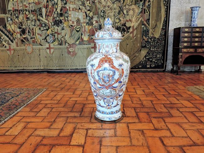 大きな壺は紋章が描かれているようですが・・