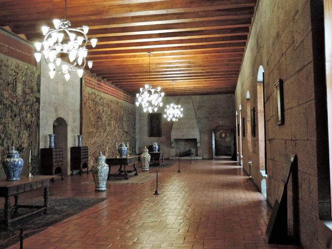 部屋を出る前に、振り返って部屋の全体を<br />撮ってみました。<br />奥にあるのは暖炉。煙突からするとこの建物には<br />沢山の暖炉があるんでしょうね。<br />