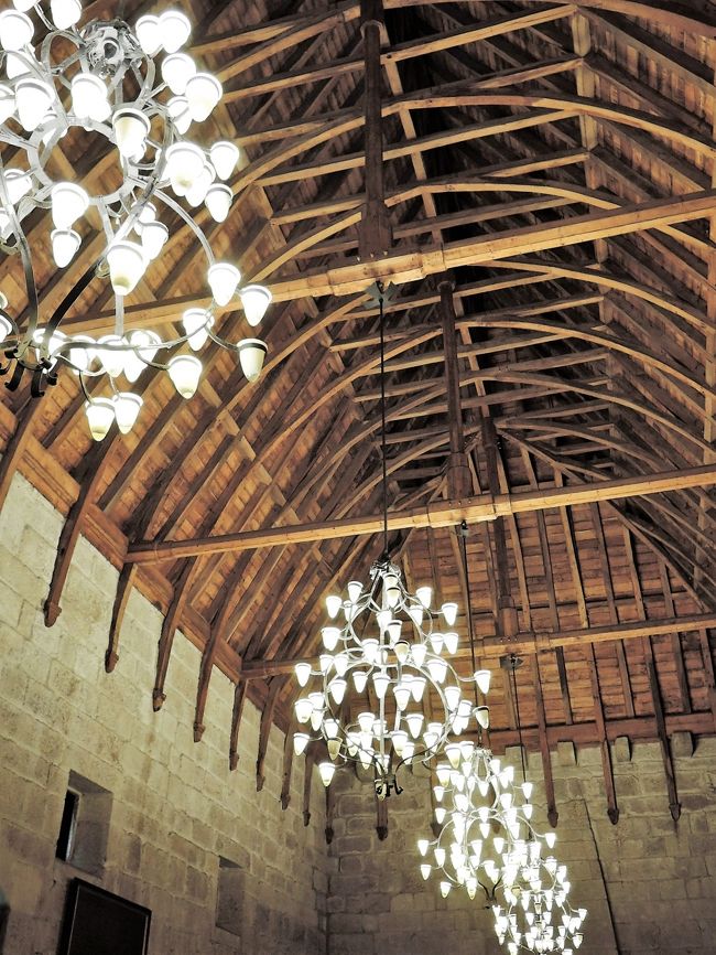 この天井は舟形天井というそうです。<br />確かに、船のような形ですね。<br />