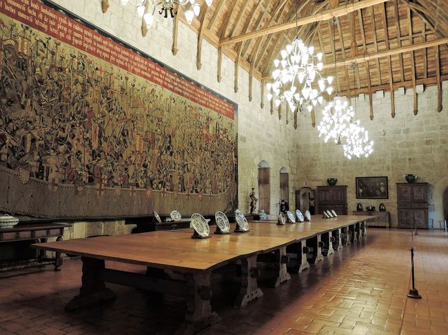 こちらの広い部屋にも大きなタペストリー。<br />ガイドさんが、タペストリーに描かれている<br />絵の説明や、このようなタペストリーが、<br />5枚だか6枚あると教えて下さったはずなの<br />ですが・・・(>_<)　覚えてない・・・。<br />