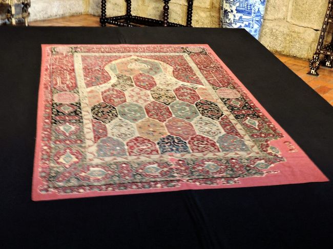 この絨毯はとても古い時代のものだそうです。<br />