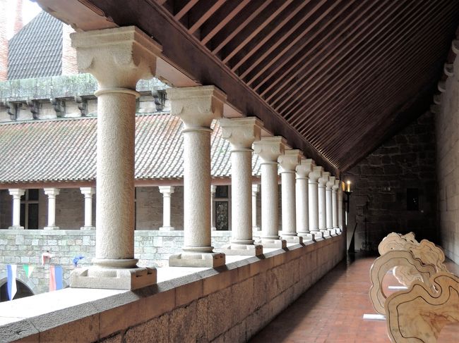 いくつかのお部屋を回って、回廊の2階に出てきました。<br />