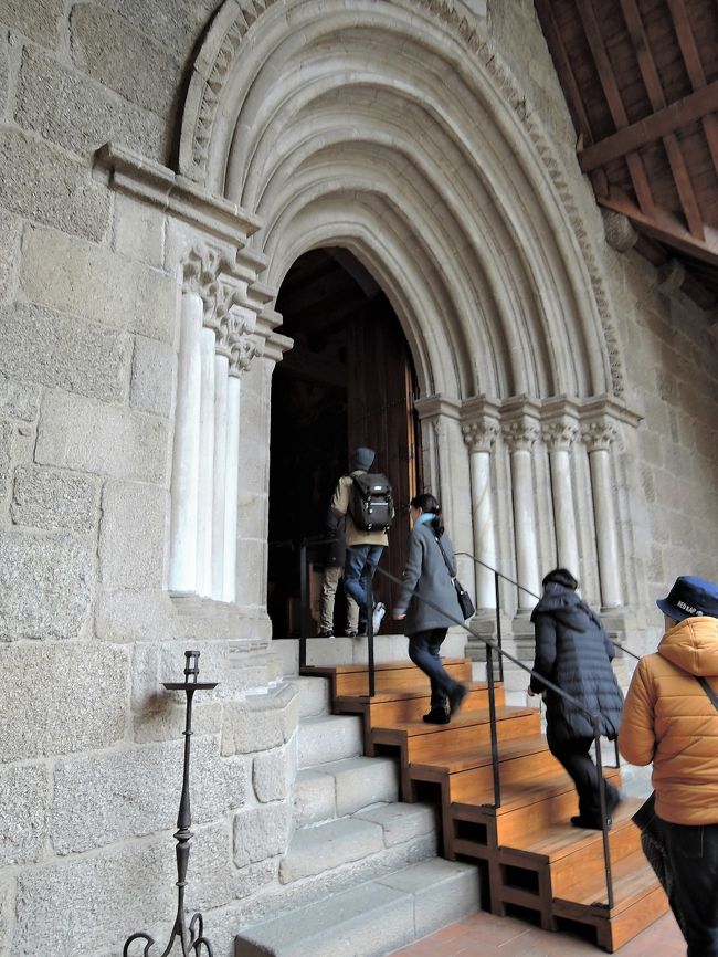 さきほど回廊の2階に見えた三角の屋根は礼拝堂への<br />入り口だったようです。<br />