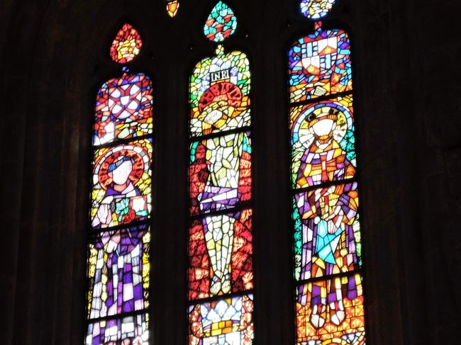 礼拝堂の中には様々な色の光が