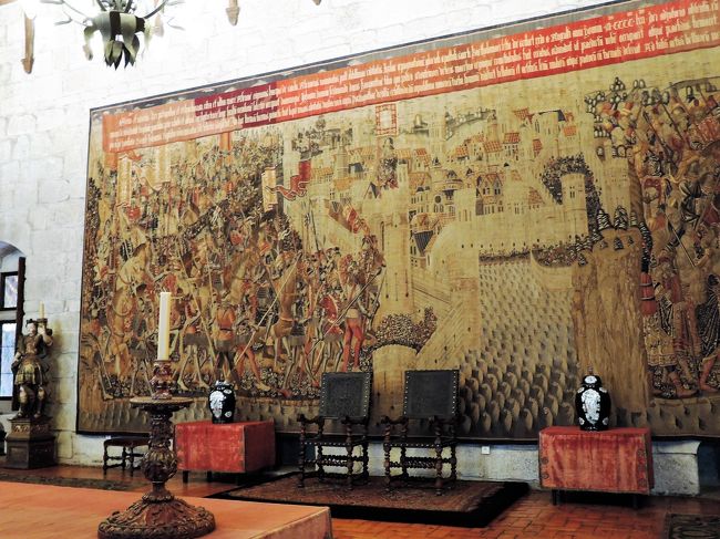 そしてまた建物の中へ・・。<br />ここにも大きなタペストリー。<br />