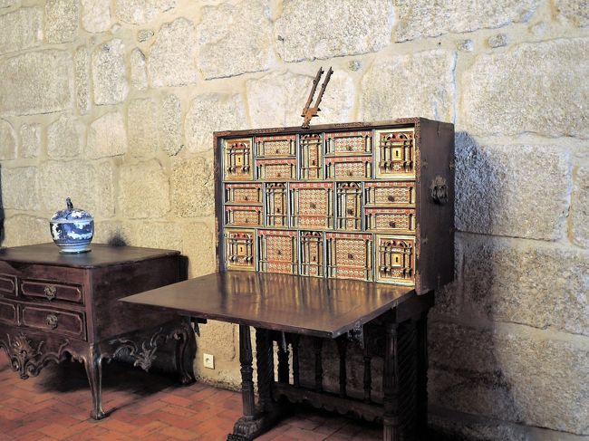 箱根の寄木細工を思い出させるような細かな細工で<br />沢山の引き出しがついたこのテーブルはインドから<br />持ち帰った物と説明されていたような・・・。<br />間違っているかも・・m(__)m<br />