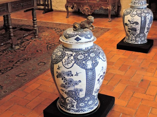 菊？なんだか日本っぽいデザインですが・・<br />蓋の取っ手は獅子？<br />