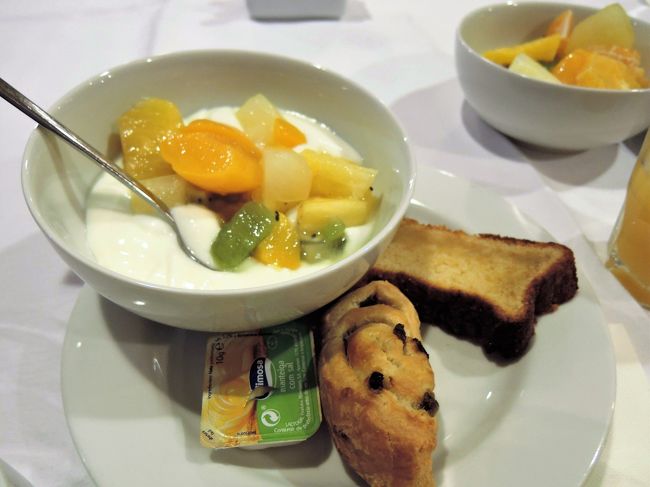 家にいるときの朝食はこれだけでも多いくらい。<br />この他にオレンジユースやコーヒーも飲むんだから・・<br />（って、他人事のように言っていますが、私が食べます。<br />でも、周りを見ると、みなさんもっと召し上がっている<br />ような・・）<br />