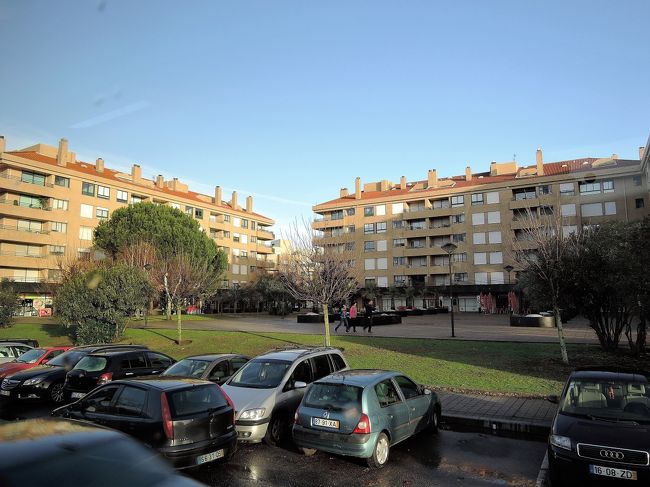 なんと！ホテルを出る時には青空が広がっていますよ！<br />今日は期待できるでしょうか・・・。<br />ポルトから45kmほど離れたギマランイスに向かいます。<br /><br />