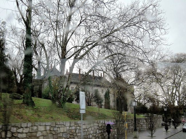 目的地に着いて、バスを降りる頃・・・<br />ポツリポツリと降り始めてしまいましたよ・・・。<br />