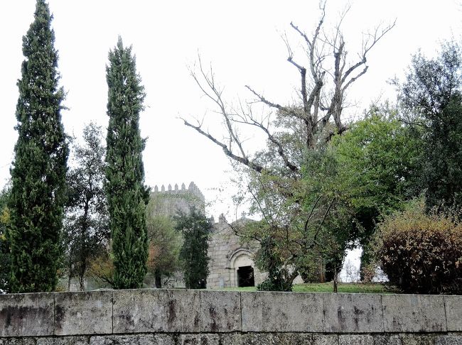 伯爵館の左・・木立の奥にお城が見えます。<br />