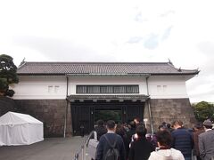 この日は並ぶ位置が東京駅から来た方が良かったかも？という列の並び方になっていたので、桜田門からは少し歩きましたが…滞ることなく荷物検査にボディチェックを受けられ【坂下門】をくぐることが出来ました