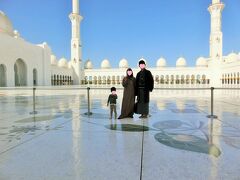 アブダビ観光の定番。シェイクザィードグランドモスク。モスクの中に入ったのは初めてなので、見るもの全てが珍しい。そして美しい。アバヤを着たお母さんと、着物をきたお父さんの写真はよい旅の思い出になりました。