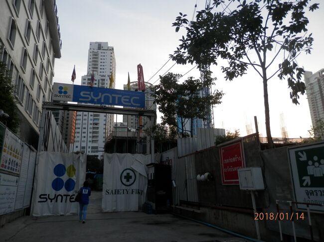 ０７０７．ザサリルスクンビット５７トンロー　ホテルすぐ壁の横。日曜も作業に。