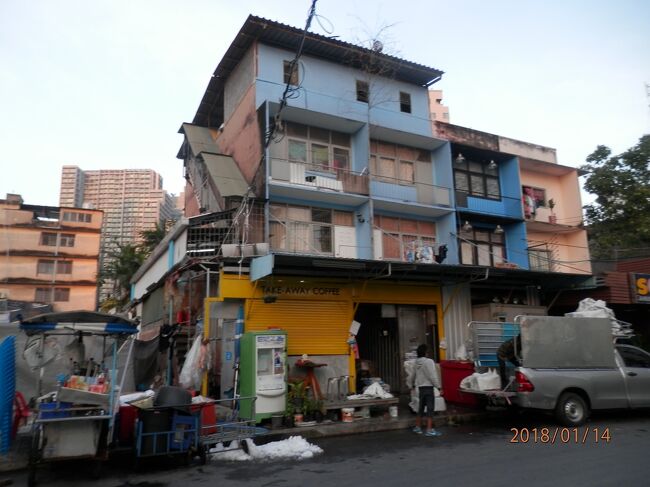 ０７０８．ザサリルスクンビット５７トンロー　ホテル斜め前の氷屋。