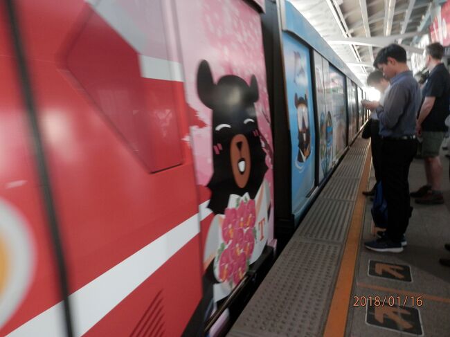 ０７４７．もう乗り込めない込み具合。５本目。２人降りたから、二人乗って行った。すごく行儀がいい。