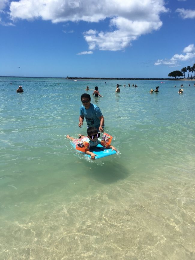 Ｋちゃん一家はバタバタとチェックアウトして帰国の途につきました。<br />機内では某芸能人を見かけたそうです。さすがＡＮＡ✈️<br /><br />お見送りをした後は、目一杯遊びます‼️<br /><br />まずはビーチで波乗り🏄‍♂️<br />タロさんは、怖さが減ってだんだん上手になってきました😄