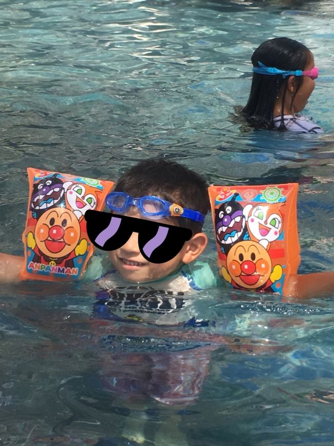 プールへ移動してからも、ガンガン遊びます。