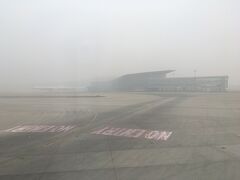 北京首都国際空港に到着。PM2.5でなく、この日は霧の天候でした。