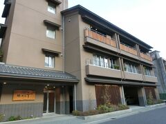 ホテルをチェックアウトして下呂温泉へ

今回の宿『悠久の華』

部屋は全部で６部屋です
１階が駐車場、２階３階がお部屋になってます