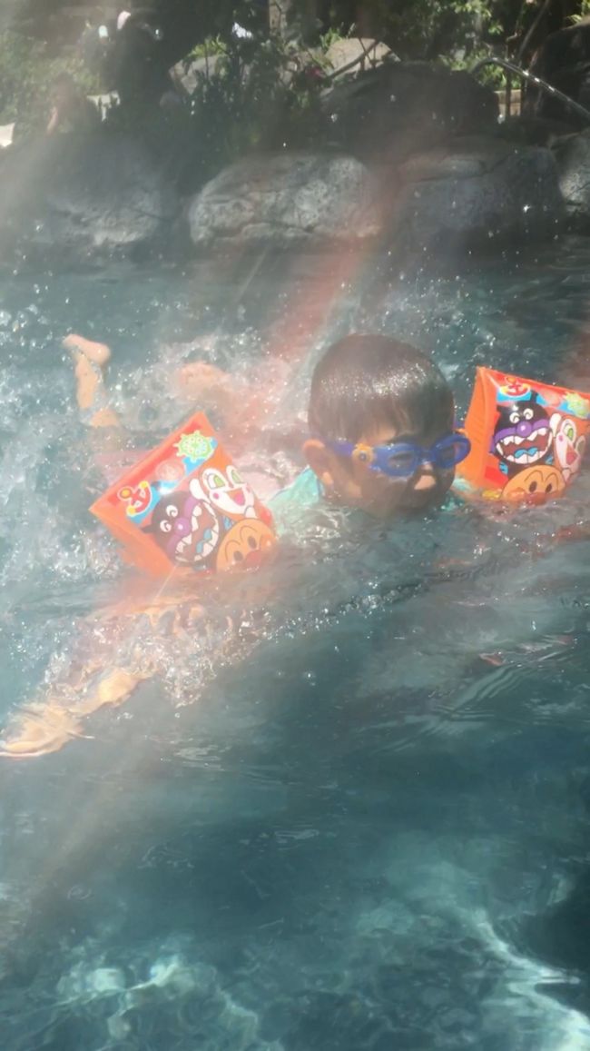 なんと！<br />バタ足しながら息つぎなんかしちゃってます。<br />タロさんかなり必死‼️死にものぐるい的な…<br />見てる親はクスリと笑いながらも、成長を感じる瞬間ですね😄