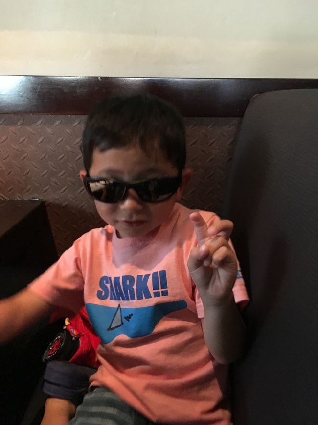 食べ物を待つ間は、持参のミニカーで遊びます。<br />