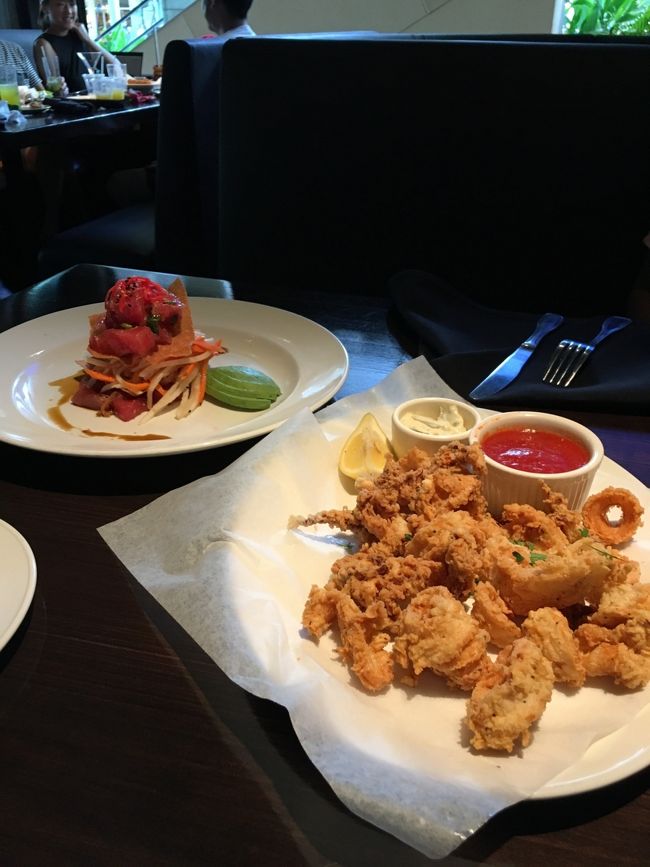 頼んだのは４品。<br /><br />こちらは<br />カラマリフライと(たぶん)ポキナチョス。<br /><br />美味しいです。