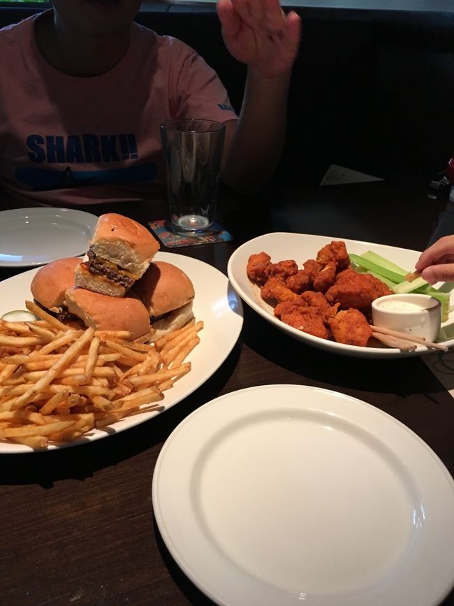 こちらは<br />骨なしチキンウィングとクラシックスライダー。<br /><br />美味しいです。