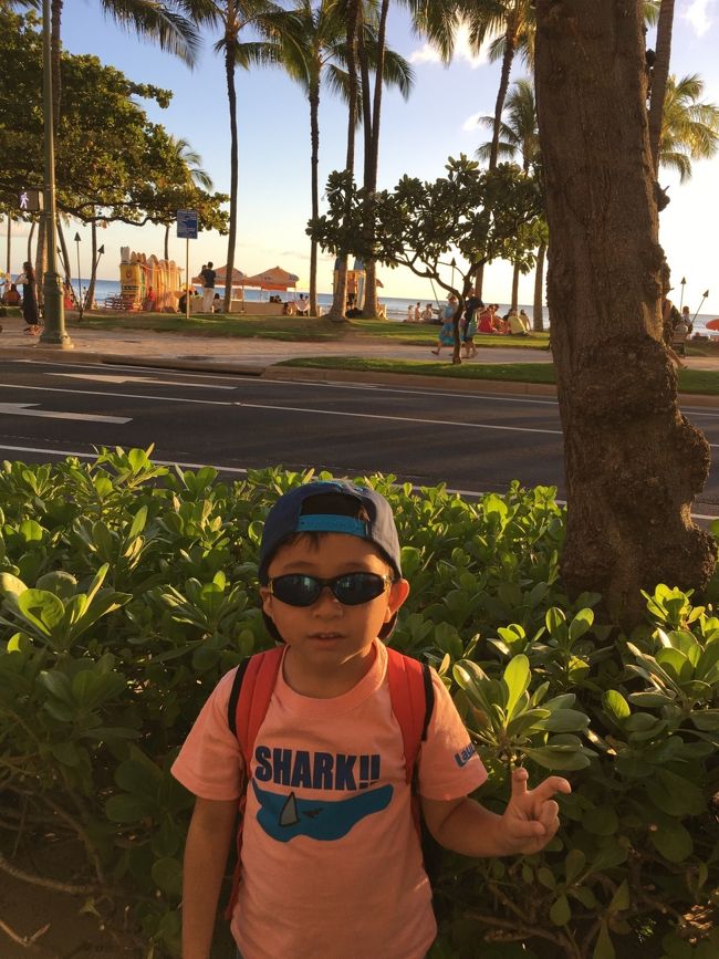 カラカウア通りにて。