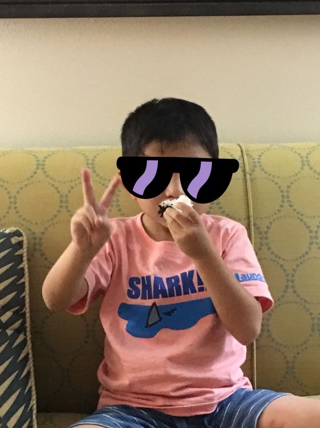 タロさんはオニギリにしてパクパク。<br /><br />生魚を食べられるようになって、ポキも美味しくいただきました😄