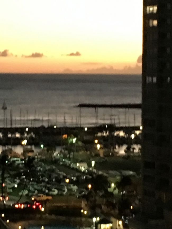 ヨットハーバー側、陽は沈んでしまいました。<br /><br />１８時５０分ごろ。