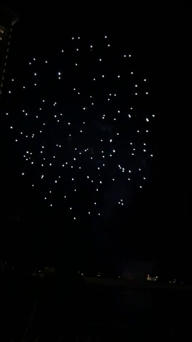 上手く撮れません…<br /><br />花火は５分くらいで終了なので、花火の後はアラモアナへお買い物に行きました。<br />明日は帰国、お土産調達のラストスパートです💨