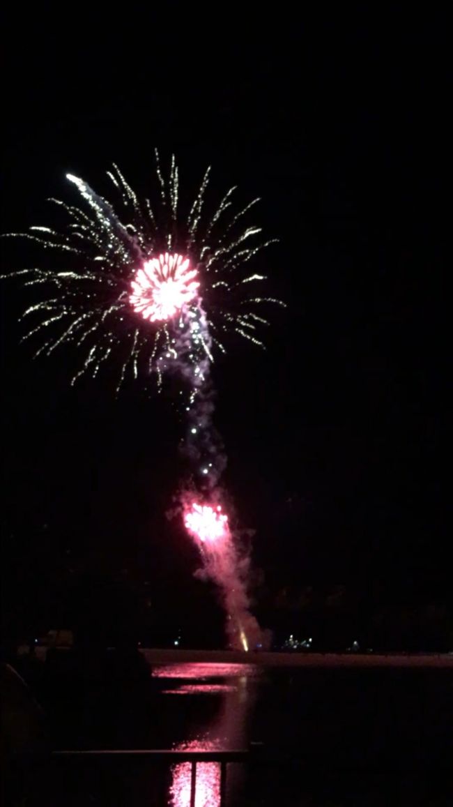 ドドーン‼️<br />出ました‼️<br /><br />そうです、今日は金曜日。<br />ヒルトンの花火の日だったのです。<br /><br />キレーイ🎆