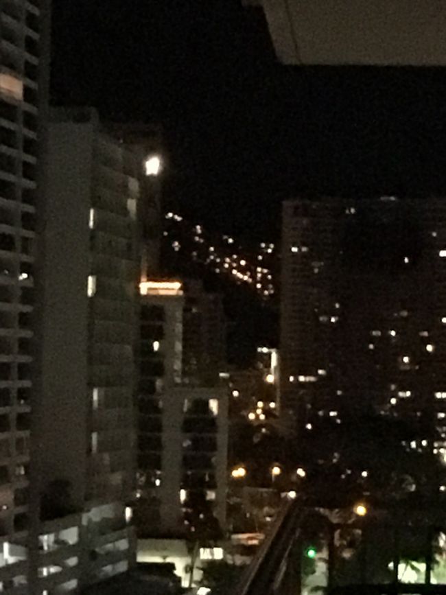 夜も更けて。お部屋に戻りました。<br />２２時を回っています。<br /><br />お腹が減ったので、遅い夜ゴハンにします。<br />その前に、お湯に浸かります♨️