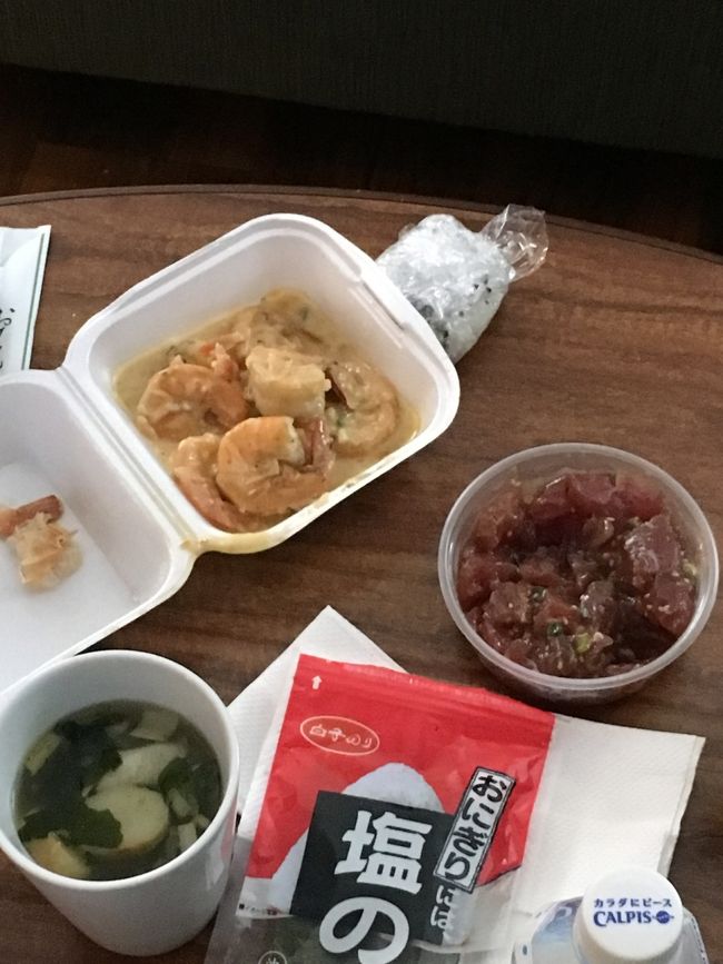 持参のお味噌汁とノリをお供にして～<br /><br />テイクアウトした大好きなハワイアンフードをいただきます❣️