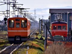 先ず最初に訪れたのは、一畑電車の高浜駅
駅に下車すると、いきなり“大物”の鉄道風景を見つけてしまいましたよ！
線路の先に静かに佇む、日本最古級の車両の立派なお姿が
