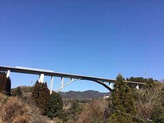 振り向いて見上げると、神都高千穂大橋。
きれいな青空！