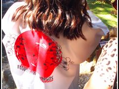 【Atibaia アチバイアという小さな町で日系人が始めたイチゴ祭】

おおっ.....「日の丸」を背負った現地女性......