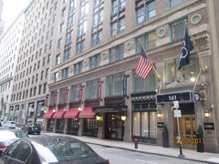 　ボストンでの一夜は、このホテル「クラブ クォーターズ イン ボストン」で過ごしました
　荷物の大半はニューヨークのホテルに置いたままなので、泊まるだけです。
　ただし、この近くに、Sam La Grassa's や Render Coffee というサンドウィッチやコーヒーの店があるので、朝食を楽しみにして行ってみたのですが、今日は土曜日で休みだそうで、がっかりです。